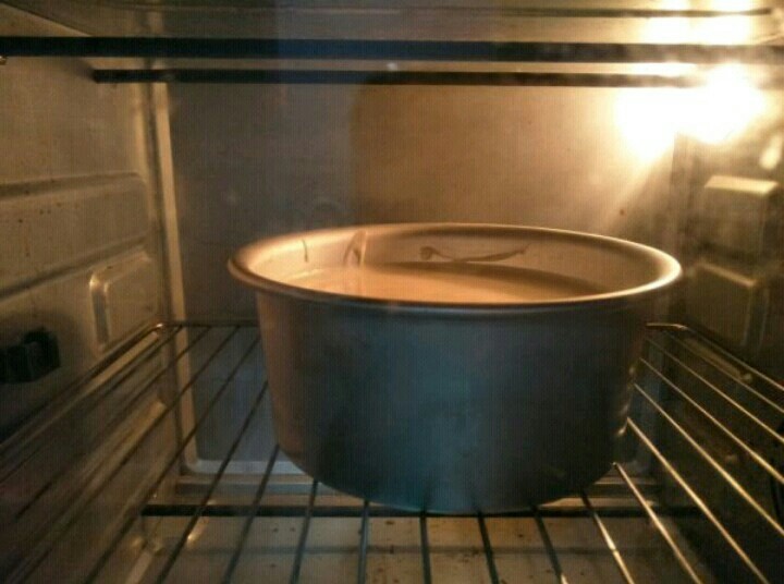 白雪公主蛋糕,将蛋糕糊放入模具震出汽泡后放入预热好的150度烤箱烤60分钟？