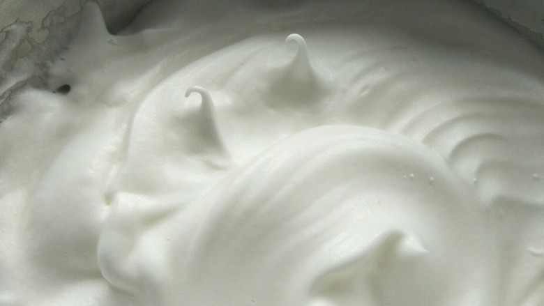 白雪公主蛋糕,60克白糖分三次加入蛋白中搅拌成提起打蛋头蛋白有小弯角。