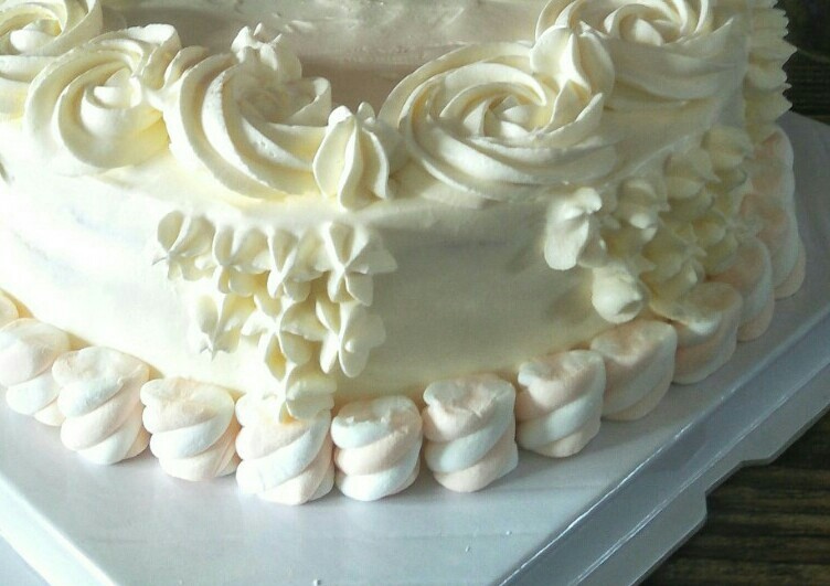 白雪公主蛋糕,用五齿花嘴在蛋糕表面和侧面裱上花纹，<a style='color:red;display:inline-block;' href='/shicai/ 6083'>棉花糖</a>围边。