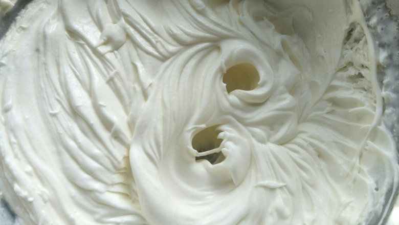 白雪公主蛋糕,搅拌到裱花奶油状态。