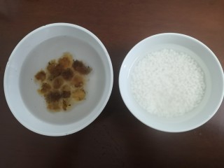 桃胶红糖粥,把桃胶加水，糯米和梗米放一起，加水，浸泡1晚