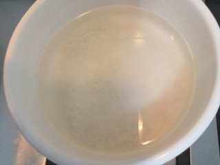 桃胶红糖粥,锅中倒入米，放入水，大火烧煮