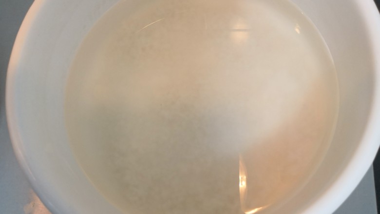 桃胶红糖粥,锅中倒入米，放入水，大火烧煮