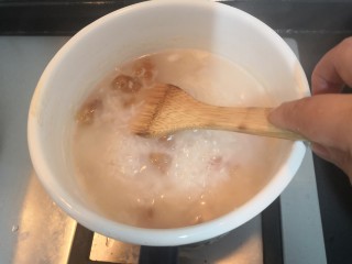 桃胶红糖粥,时间到，起锅盖，再次搅拌均匀