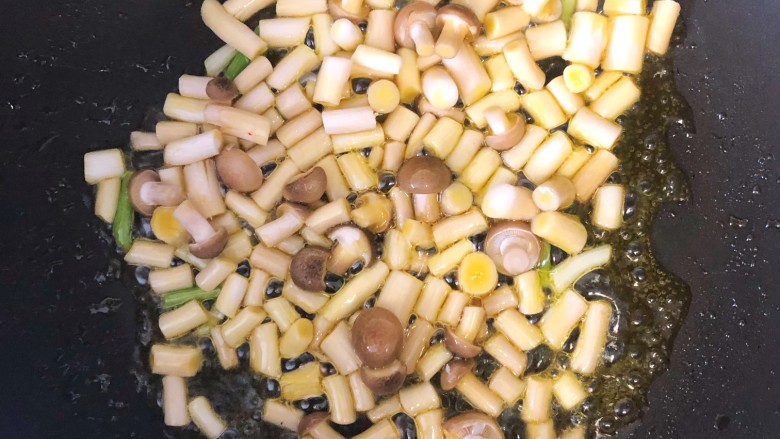 火腿菌菇豆腐汤,倒入香菇翻炒均匀