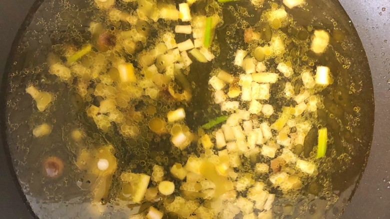 火腿菌菇豆腐汤,倒入2碗清水