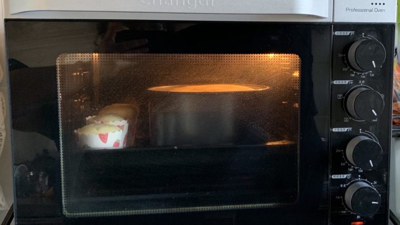美美的酸奶蛋糕,120度预热烤1小时