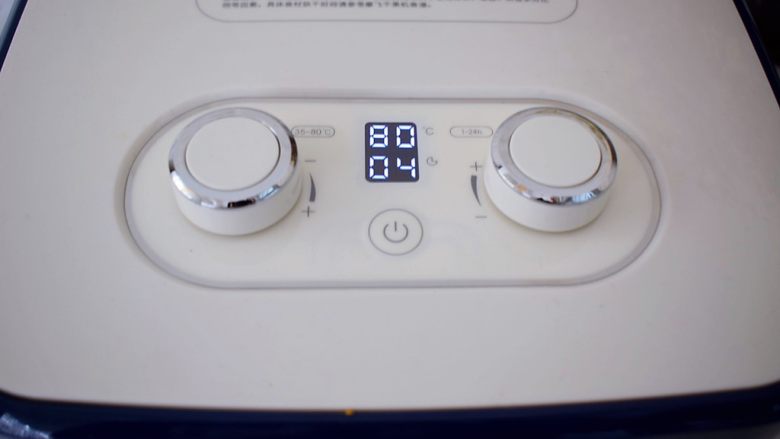 红薯干,温度设置为80度，时间为4小时，当然这个根据红薯的大小而定，中间记得打开果干机看看情况