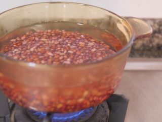 红豆馒头卷,泡好的红豆大火煮开，小火继续熬2小时左右