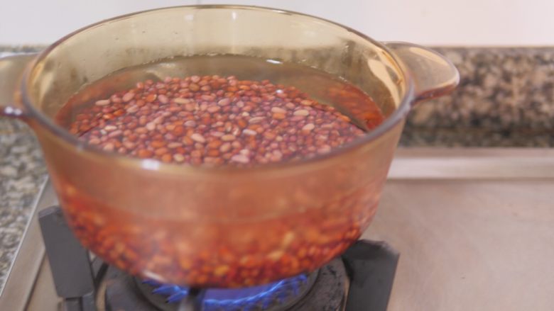 红豆馒头卷,泡好的红豆大火煮开，小火继续熬2小时左右