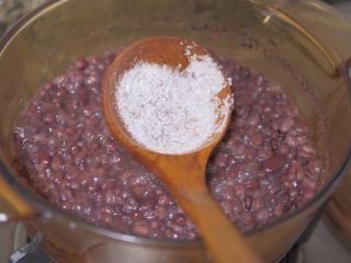 红豆馒头卷,熬到软糯时，加入白糖