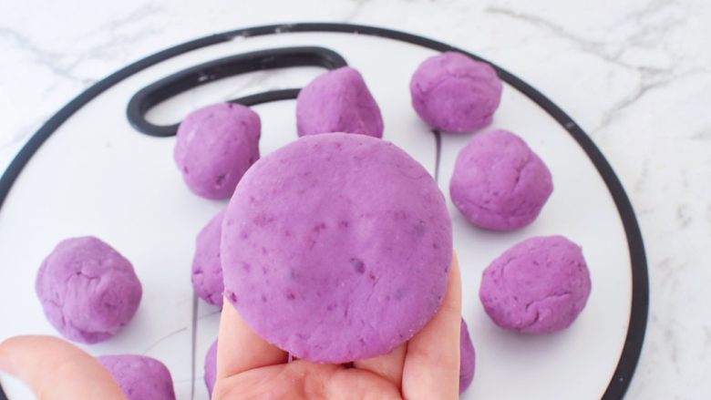 紫薯芝士饼,再收口捏紧揉圆按成饼状