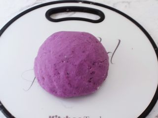 紫薯芝士饼,再用手揉成光滑的面团