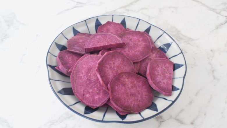 紫薯芝士饼,紫薯洗净切成薄片