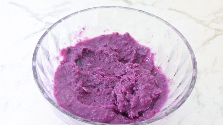 紫薯芝士饼,用压泥器压成细腻的泥状