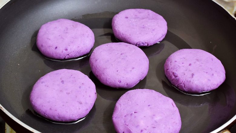 紫薯芝士饼,平底锅刷油，再放入紫薯芝士饼生胚