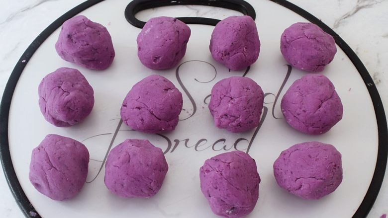 紫薯芝士饼,把面粉分成相同大小的12份