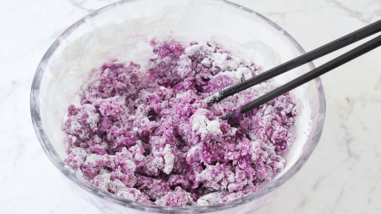 紫薯芝士饼,边加入糯米粉边搅拌成絮状