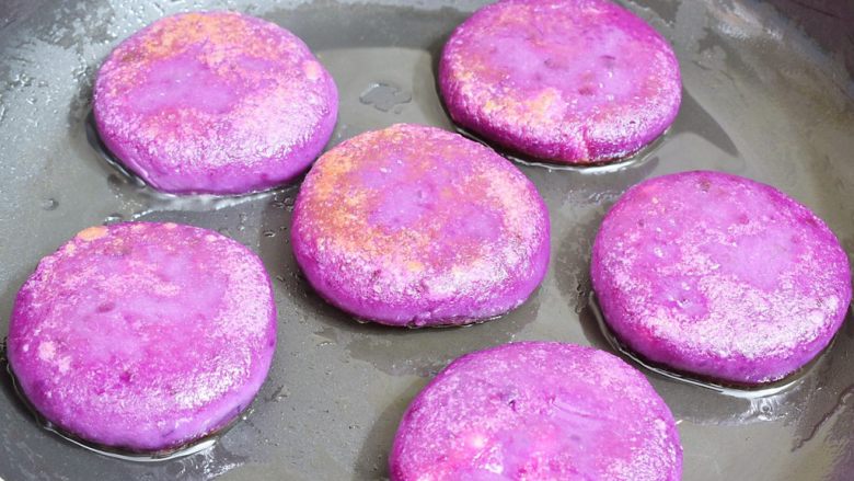紫薯芝士饼,小火慢煎至表面变成深色再翻另一面继续小火煎至变成深色即可，其间要多次翻面，这样才不会焦了，也不会上色，这样煎出来的紫薯饼颜色更好看