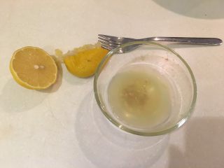 夏天的上脑-牛排沙拉,柠檬对半切，利用叉子挤出半颗柠檬汁