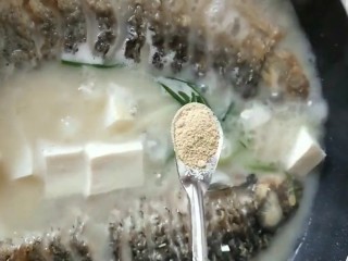 奶白鲫鱼豆腐汤,最后放入盐，鸡精，胡椒粉调味