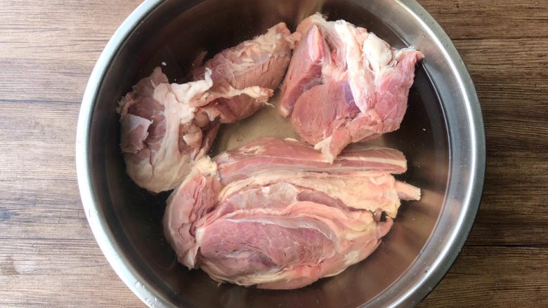卤牛肉,把牛腩切成大块洗净，放入大碗里，用清水浸泡2个小时，中间换几次水。