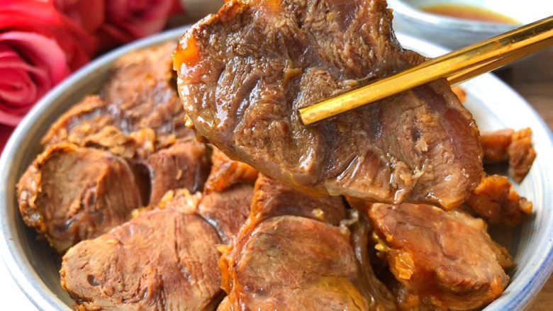 卤牛肉,把卤好的牛肉切片摆入盘里，再浇上一勺卤牛肉的汤汁，就可以开吃了。