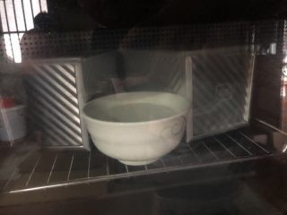 牛奶吐司,烤箱放一碗热水发酵。这里不需要开火，关上门利用烤箱的密闭性就可以