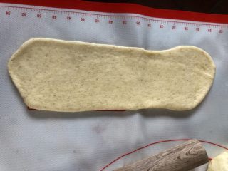 牛奶吐司,再次擀成长舌状，约25-30厘米