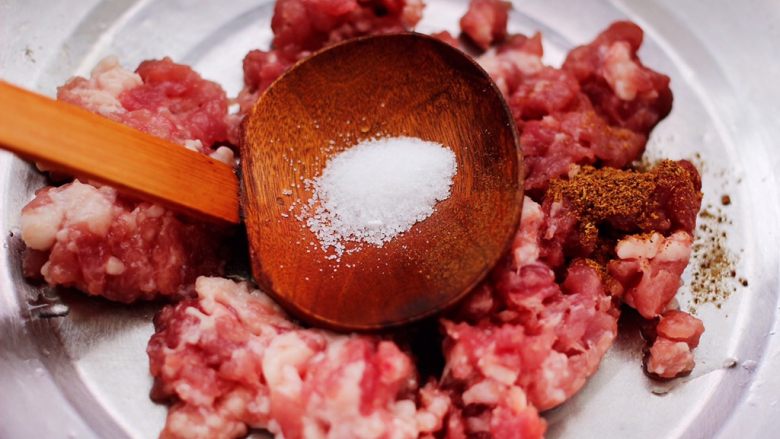 西葫芦猪肉发面包,再根据个人口味，加入适量的盐调味。