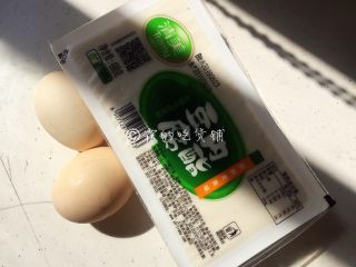 茄汁金银豆腐,豆腐和鸡蛋（鸡蛋实际使用1个，打2个是为了操作方便）。