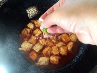 茄汁金银豆腐,最后放入豆腐块，稍微炖上一分钟左右，让它入入味，出锅前撒上些许小葱。