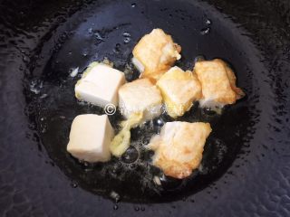 茄汁金银豆腐,一面煎至金黄后翻面，二面都变金黄色捞出。