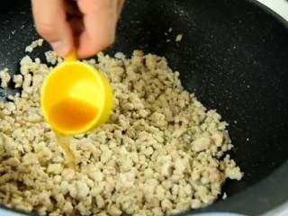 家常美食的做法:香菇肉燥面，这样的做法简单又美味,起油锅，下入肉末，小火将水分炒干，倒入料酒，继续翻炒至泛黄