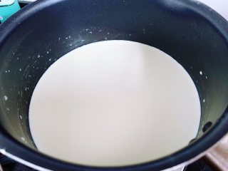 焦糖双色咖啡奶冻,待咖啡冻凝固之后，开始煮白色层的液体，在奶锅里倒入淡奶油和牛奶，混合均匀后开小火煮至60度关火。