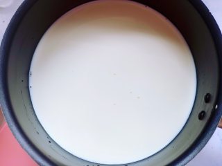 焦糖双色咖啡奶冻,过筛一遍淡奶油和牛奶的混合液体，晾凉片刻。