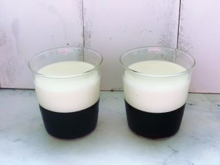 焦糖双色咖啡奶冻,取出凝固好的两杯咖啡冻，分别加入放凉的牛奶液体，两杯的容量一样。