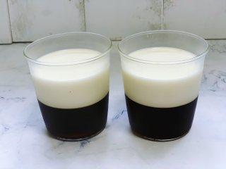 焦糖双色咖啡奶冻,3个小时后取出凝固好的双色咖啡奶冻。