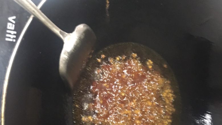 鲜椒红烧兔,起锅，热锅冷油下两大勺豆瓣酱和干花椒炒香，炒香后放入香料、干辣椒、鲜花椒