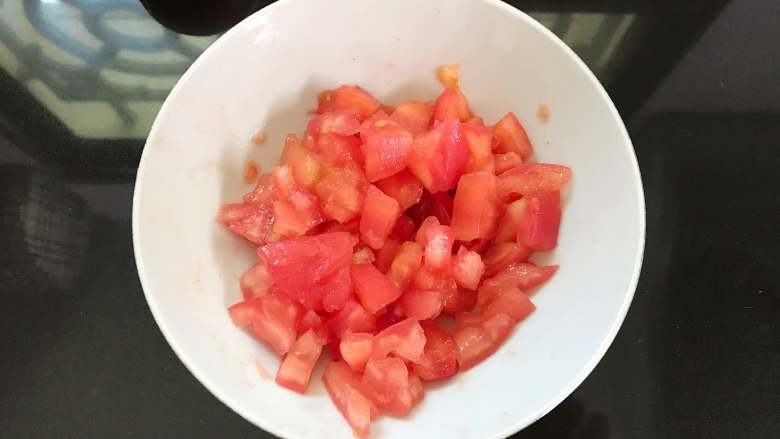西红柿凉粉,切成小块。