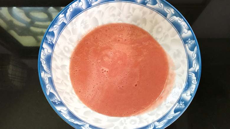 西红柿凉粉,榨成汁。