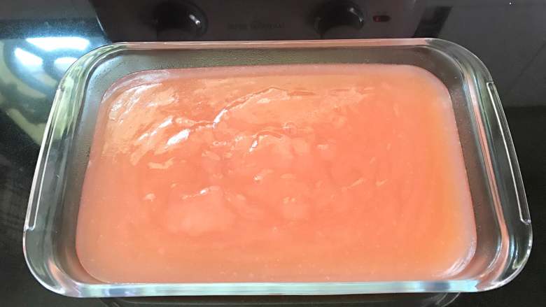西红柿凉粉,取一个干净的容器，倒入煮好的面糊，放凉后放入冰箱冷藏2小时左右。