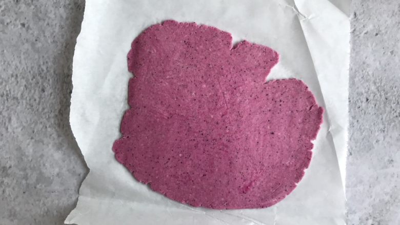 火龙果奶片,用擀面杖擀成0.2cm厚的饼