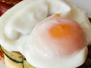 班尼克蛋早餐,1）烧一锅水热水讲火关掉。
2）拿一根筷子在水里弄漩涡＋醋＋盐（少许）。
3）将蛋打如碗中（减少失败机率）
4）将蛋到入水中，让蛋在水中3-4分钟
5）捞起备用