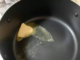 马铃薯泥汉堡排,热锅中火
10g奶油下锅融化