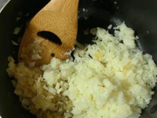 马铃薯泥汉堡排,食材都冷却后把马铃薯泥加入锅中跟洋葱丁均匀搅拌
(此时锅裡有洋葱+马铃薯泥)