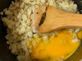 马铃薯泥汉堡排,鸡蛋打散加入锅中均匀搅拌
(此时锅中有洋葱+马铃薯泥+鸡蛋)