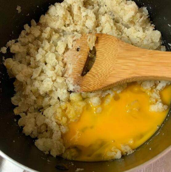 马铃薯泥汉堡排,鸡蛋打散加入锅中均匀搅拌
(此时锅中有洋葱+马铃薯泥+鸡蛋)