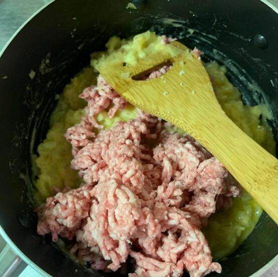 马铃薯泥汉堡排,加入绞肉
(此时锅中有洋葱+马铃薯泥+鸡蛋+绞肉)