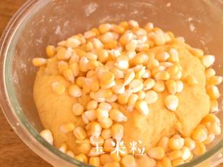 【玉米面包】健康营养美味~,加入软化的无盐黄油，揉和均匀；再倒入玉米粒，揉和均匀